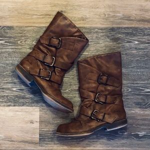 Cute brown boots!